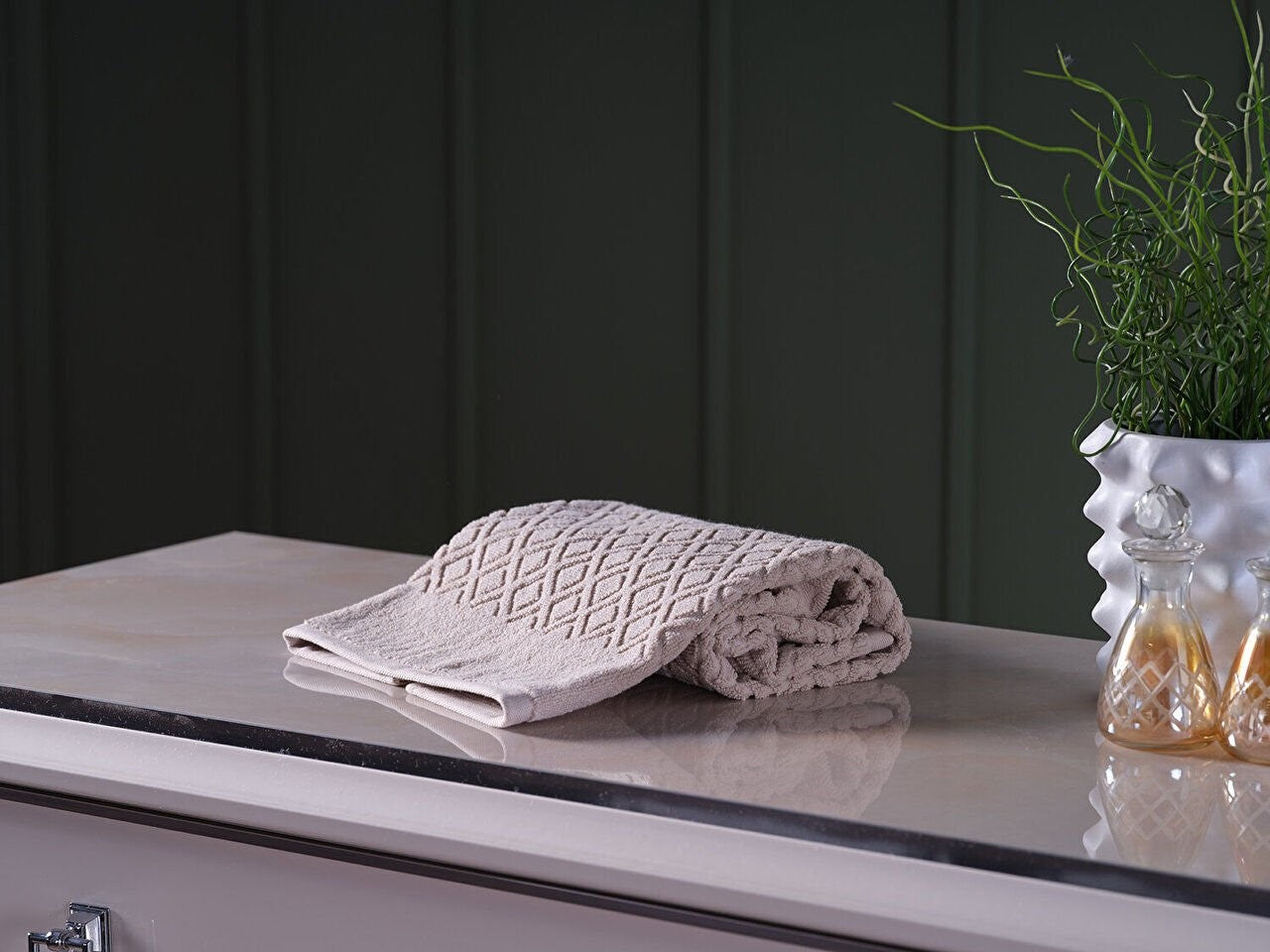 A luxurious washcloth for ultimate comfort and pampering. Treat yourself to the finest quality and indulge in a spa-like experience with our luxury washcloth.