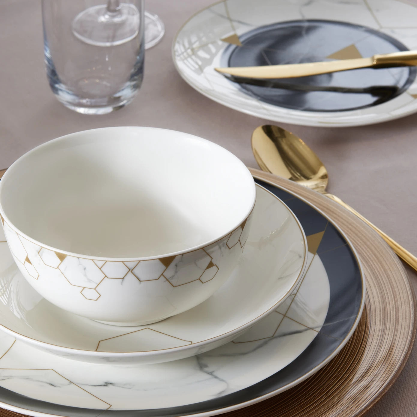 Porcelain Dinnerware Set - Elegant and Versatile Tableware Collection